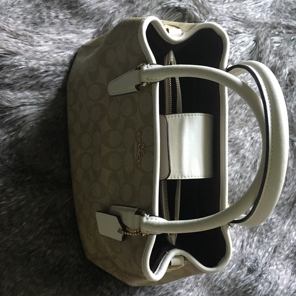 Authentic Coach Handbag with strap - Picture 5 of 8